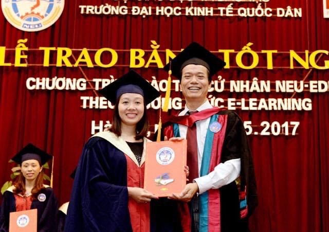 Trao bằng tốt nghiệp hệ đại học từ xa đại học kinh tế quốc dân